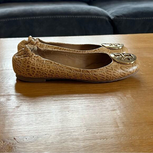 Tory Burch Reva Ballet Flats Beige Croc Embossed Leather Size 5.5 Logo Medallion - Picture 7 of 10